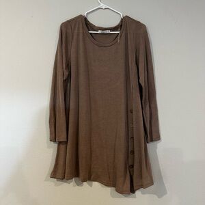 Distinctive women’s light brown tunic Sz 2X with buttons down left side of front